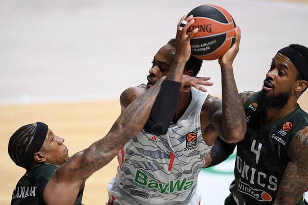 6670875 12.10.2021 From left, UNICS Isaiah Canaan, Bayern s Deshaun Thomas and UNICS Lorenzo Brown struggle for a ball during the Euroleague Basketball regular championship match between UNICS Kazan and Bayern Munich, in Kazan, Russia s Republic of Tatarstan. Maksim Bogodvid Sputnik Russia Basketball Euroleague UNICS - Bayern  51b14977786a50bd