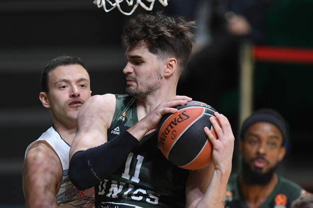 6670876 12.10.2021 UNICS Mario Hezonja, at the foreground, and Bayern?s Zan Mark Sisko struggle for a ball during the Euroleague Basketball regular championship match between UNICS Kazan and Bayern Munich, in Kazan, Russia s Republic of Tatarstan. Maksim Bogodvid Sputnik Russia Basketball Euroleague UNICS - Bayern  2c149ebb4936546b