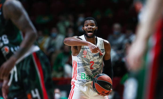 Sport Bilder des Tages KAZAN, RUSSIA â€“ OCTOBER 12, 2021: Bayern Munich s Corey Walden (C) in a 2021-22 Euroleague Regular Season Round 3 basketball match between UNICS Kazan and Bayern Munich at Kazan Basket Hall. Yegor Aleyev TASS  TS113F03