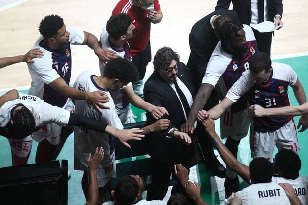 KAZAN, RUSSIA â€“ OCTOBER 12, 2021: Bayern Munich s head coach Andrea Trinchieri (C) and players join hands in a 2021-22 Euroleague Regular Season Round 3 basketball match between UNICS Kazan and Bayern Munich at Kazan Basket Hall. Yegor Aleyev TASS  TS113F0F