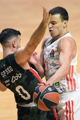6670878 12.10.2021 UNICS John Brown, left, and Bayern?s Zan Mark Sisko struggle for a ball during the Euroleague Basketball regular championship match between UNICS Kazan and Bayern Munich, in Kazan, Russia s Republic of Tatarstan. Maksim Bogodvid Sputnik Russia Basketball Euroleague UNICS - Bayern  1282140ccaa49bae