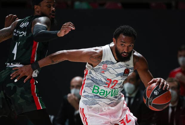 KAZAN, RUSSIA â€“ OCTOBER 12, 2021: UNICS Kazan s Lorenzo Brown (L) and Bayern Munich s Darrun Hilliard in a 2021-22 Euroleague Regular Season Round 3 basketball match between UNICS Kazan and Bayern Munich at Kazan Basket Hall. Yegor Aleyev TASS  TS113F08