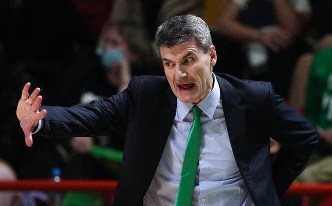 Sport Bilder des Tages KAZAN, RUSSIA â€“ OCTOBER 12, 2021: UNICS Kazan s head coach Velimir Perasovic gestures in a 2021-22 Euroleague Regular Season Round 3 basketball match between UNICS Kazan and Bayern Munich at Kazan Basket Hall. Yegor Aleyev TASS  TS113F09