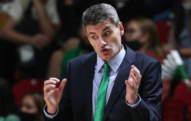 KAZAN, RUSSIA â€“ OCTOBER 12, 2021: UNICS Kazan s head coach Velimir Perasovic gestures in a 2021-22 Euroleague Regular Season Round 3 basketball match between UNICS Kazan and Bayern Munich at Kazan Basket Hall. Yegor Aleyev TASS  TS113F0B