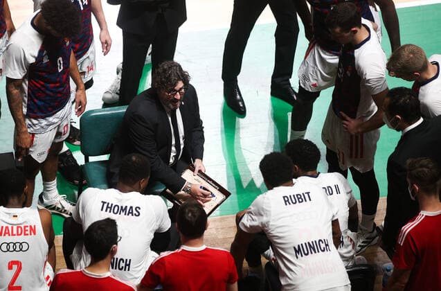 KAZAN, RUSSIA â€“ OCTOBER 12, 2021: Bayern Munich s head coach Andrea Trinchieri (C seated) instructs his team in a 2021-22 Euroleague Regular Season Round 3 basketball match between UNICS Kazan and Bayern Munich at Kazan Basket Hall. Yegor Aleyev TASS  TS113F0E