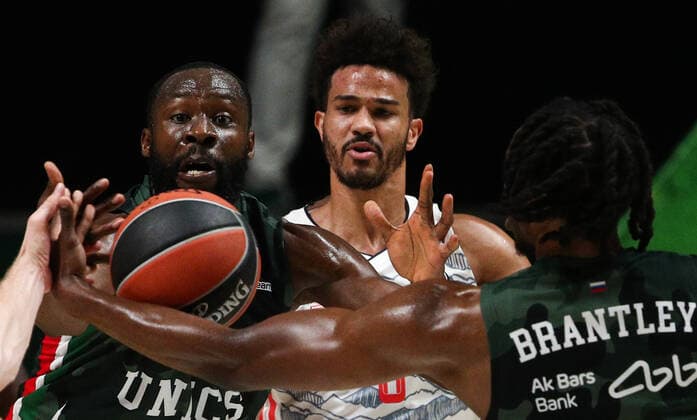 KAZAN, RUSSIA â€“ OCTOBER 12, 2021: UNICS Kazan s Tonye Jekiri (L), Jarrell Brantley (R) and Bayern Munich s Nick Weiler-Babb (C) in a 2021-22 Euroleague Regular Season Round 3 basketball match between UNICS Kazan and Bayern Munich at Kazan Basket Hall. Yegor Aleyev TASS  TS113F07
