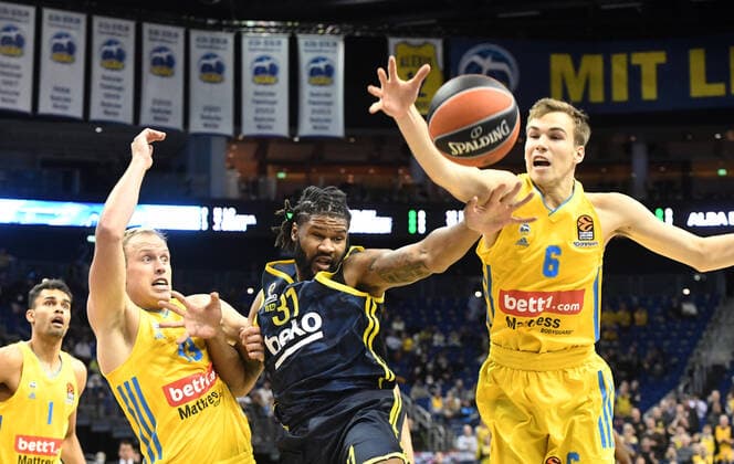 Basketball, Men, 2021 2022 season, Turkish Airlines EuroLeague 3 matchday , Alba Berlin Fenerbahce Beko Istanbul, v l Luke Sikma Alba Berlin , Devin Booker Fenerbahce Istanbul , Malte Delow Alba Berlin , 12 10 2021, Copyright: xSebastianxRäppold MatthiasxKochx