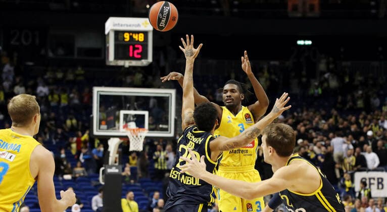 Pierria Henry, Jaleen Smith, Jan Vesely action game scene duel sports basketball EuroLeague mens season 2021 2022 12 10 2021 ALBA Berlin vs Fenerbahce Istanbul