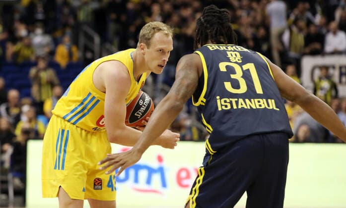 Luke Sikma, Devin Booker action game scene duel sports basketball EuroLeague mens season 2021 2022 12 10 2021 ALBA Berlin vs Fenerbahce Istanbul