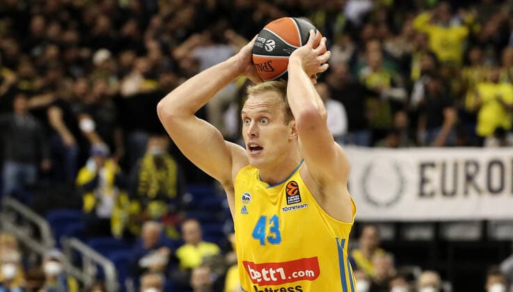 Luke Sikma action upper body upper body sports basketball EuroLeague men season 2021 2022 12 10 2021 ALBA Berlin vs Fenerbahce Istanbul