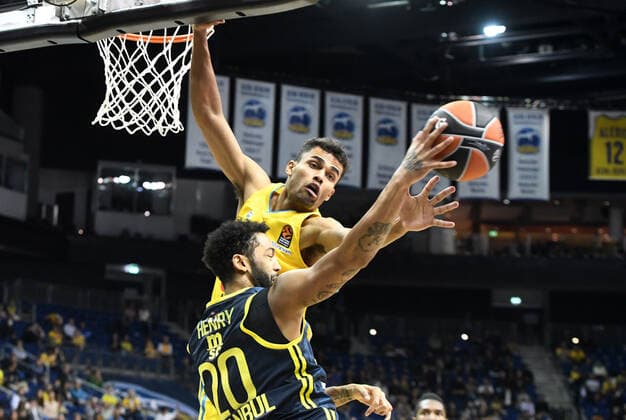 Basketball, Men, 2021 2022 season, Turkish Airlines EuroLeague matchday 3 , Alba Berlin Fenerbahce Beko Istanbul, v l Pierria Henry Fenerbahce Istanbul , Oscar da Silva Alba Berlin , 12 10 2021, Copyright: xSebastianxRäppold MatthiasxKochx