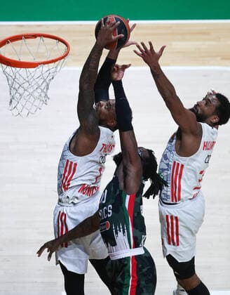 KAZAN, RUSSIA â€“ OCTOBER 12, 2021: UNICS Kazan s John Brown (C front) and Bayern Munich s Deshaun Thomas (L) and Darrun Hilliard in a 2021-22 Euroleague Regular Season Round 3 basketball match between UNICS Kazan and Bayern Munich at Kazan Basket Hall. Yegor Aleyev TASS  TS113F26