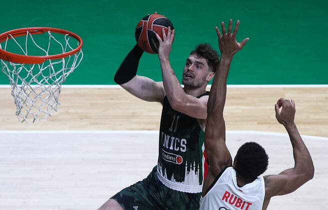 KAZAN, RUSSIA â€“ OCTOBER 12, 2021: UNICS Kazan s Mario Hezonja (L) and Bayern Munich s Augustine Rubit in a 2021-22 Euroleague Regular Season Round 3 basketball match between UNICS Kazan and Bayern Munich at Kazan Basket Hall. Yegor Aleyev TASS  TS113F27