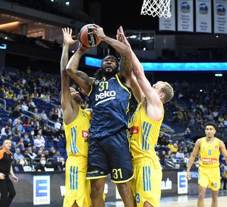 Basketball, Men, 2021 2022 season, Turkish Airlines EuroLeague matchday 3 , Alba Berlin Fenerbahce Beko Istanbul, v l Louis Olinde Alba Berlin , Devin Booker Fenerbahce Istanbul , Luke Sikma Alba Berlin , 12 10 2021, Copyright: xSebastianxRäppold MatthiasxKochx