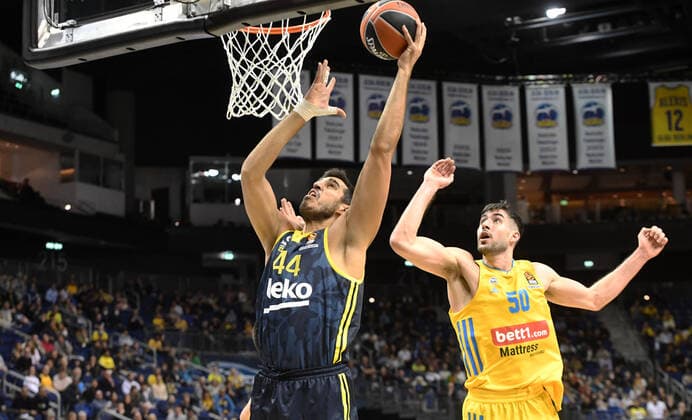 Basketball, Men, 2021 2022 season, Turkish Airlines EuroLeague matchday 3 , Alba Berlin Fenerbahce Beko Istanbul, v l Ahmet Duverioglu Fenerbahce Istanbul , Yovel Zoosman Alba Berlin , 12 10 2021, Copyright: xSebastianxRäppold MatthiasxKochx