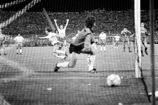 05 08 86 Olympique Marseille AS Monaco France, Marseille, 05 08 1986, Football, Olympique Marseille AS Monaco 3 1 Jean Pierre Papin Olympique Marseille scores penalty to 2 1 against Jean Luc Ettori AS Monaco
