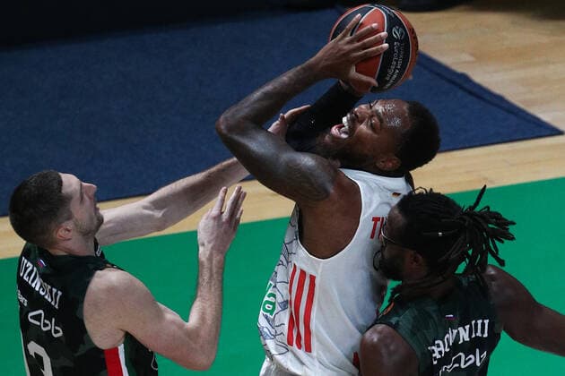 KAZAN, RUSSIA â€“ OCTOBER 12, 2021: UNICS Kazan s Dmitry Uzinsky (L), John Brown (R) and Bayern Munich s Deshaun Thomas in a 2021-22 Euroleague Regular Season Round 3 basketball match between UNICS Kazan and Bayern Munich at Kazan Basket Hall. UNICS Kazan won 73-70. Yegor Aleyev TASS  TS113F2C