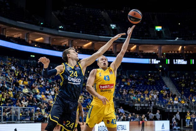 Basketball2Berlin 10 10 2021 Season 2021 2022 EuroLeague Regular Season Alba Berlin Fenerbahce Beko Istanbul Luke Sikma Alba Berlin, No 43 Jan Vesely Fenerbahce, No 24