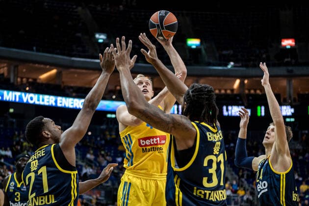 Basketball2Berlin 10 10 2021 Season 2021 2022 EuroLeague Regular Season Alba Berlin Fenerbahce Beko Istanbul Luke Sikma Alba Berlin, No 43 Devin Booker Fenerbahce, No 31 Dyshawn Pierre Fenerbahce, No 21 Jan Vesely Fenerbahce, No 24