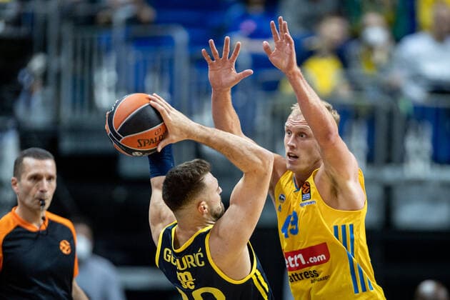 Basketball2Berlin 10 10 2021 Season 2021 2022 EuroLeague Regular Season Alba Berlin Fenerbahce Beko Istanbul Luke Sikma Alba Berlin, No 43 Marko Guduric Fenerbahce, No 23