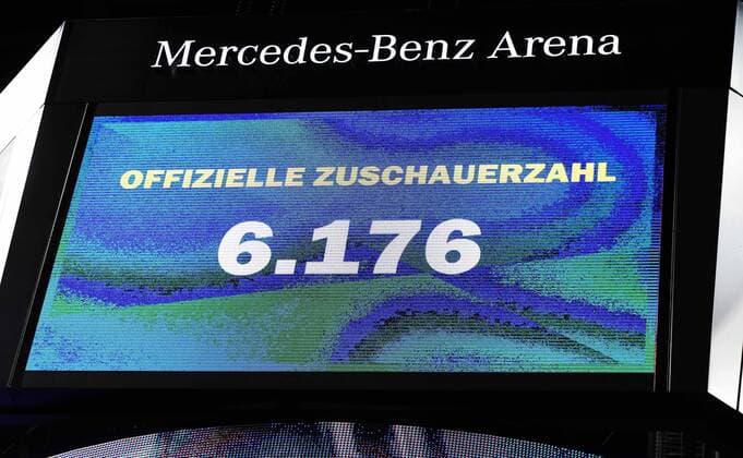 Basketball, men, 2021 2022 season, Turkish Airlines EuroLeague 3 matchday , Alba Berlin Fenerbahce Beko Istanbul, the official crowd on the scoreboard 6 176, 12 10 2021, Copyright: xSebastianxRäppold MatthiasxKochx