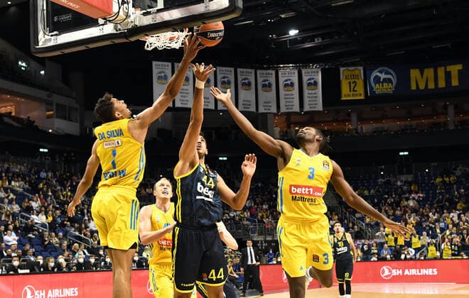 Basketball, Men, 2021 2022 season, Turkish Airlines EuroLeague matchday 3 , Alba Berlin Fenerbahce Beko Istanbul, v l Oscar da Silva Alba Berlin , Ahmet Duverioglu Fenerbahce Istanbul , Jaleen Smith Alba Berlin , 12 10 2021, Copyright: xSebastianxRäppold MatthiasxKochx