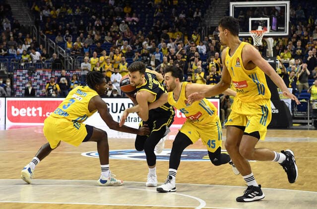 Basketball, Men, 2021 2022 season, Turkish Airlines EuroLeague matchday 3 , Alba Berlin Fenerbahce Beko Istanbul, v l Jaleen Smith Alba Berlin , Ismet Akpinar Fenerbahce Istanbul , Tamir Blatt Alba Berlin , Oscar da Silva Alba Berlin , 12 10 2021, Copyright: xSebastianxRäppold MatthiasxKochx