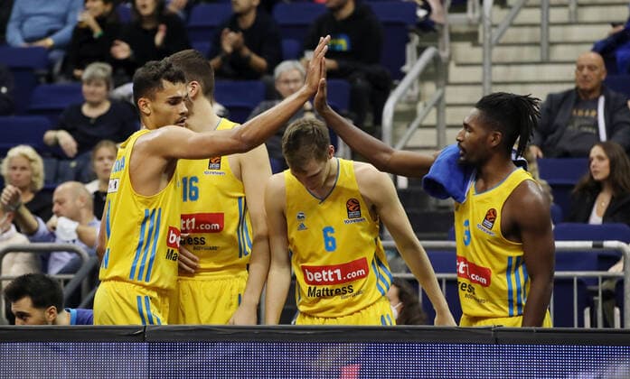 Oscar da Silva, Kresimir Nikic, Malte Delow, Jaleen Smith high-fiving Sports Basketball EuroLeague Mens Season 2021 2022 12 10 2021 ALBA Berlin vs Fenerbahce Istanbul
