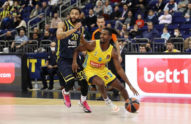 Pierria Henry, Jaleen Smith action game scene duel sports basketball EuroLeague mens season 2021 2022 12 10 2021 ALBA Berlin vs Fenerbahce Istanbul
