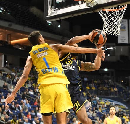 Basketball, Men, 2021 2022 season, Turkish Airlines EuroLeague matchday 3 , Alba Berlin Fenerbahce Beko Istanbul, v l Oscar da Silva Alba Berlin , Devin Booker Fenerbahce Istanbul , 12 10 2021, Copyright: xSebastianxRäppold MatthiasxKochx