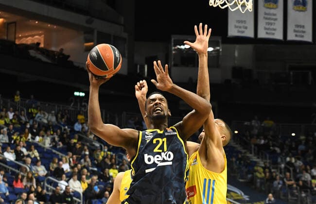 Basketball, Men, 2021 2022 season, Turkish Airlines EuroLeague matchday 3 , Alba Berlin Fenerbahce Beko Istanbul, v l Dyshawn Pierre Fenerbahce Istanbul , Louis Olinde Alba Berlin , 12 10 2021, Copyright: xSebastianxRäppold MatthiasxKochx