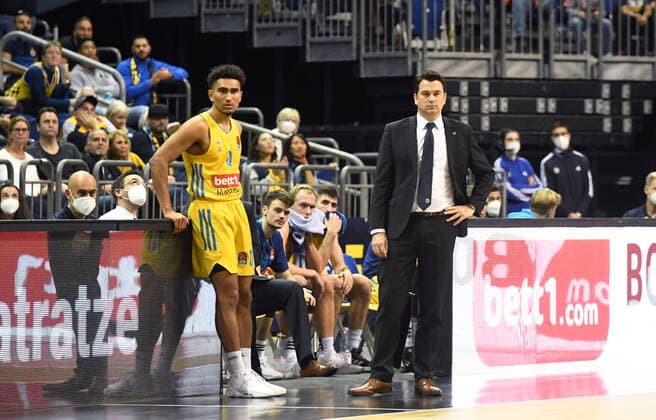 Basketball, men, 2021 2022 season, Turkish Airlines EuroLeague 3 matchday , Alba Berlin Fenerbahce Beko Istanbul, v l Maodo Lo Alba Berlin , coach Israel Gonzalez Alba Berlin , 12 10 2021, Copyright: xSebastianxRäppold MatthiasxKochx