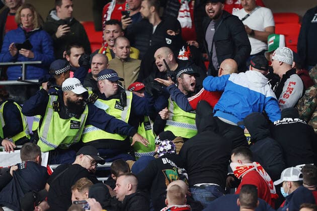 Bilder des Jahres 2021, Sport 10 Oktober Sport Themen der Woche KW41 England v Hungary 12 October 2021, London - International Football - World Cup Qualifier - England v Hungary - Police clash with Hungary fans - Photo: Charlotte Wilson Offside. London UK *** England gegen Ungarn 12. Oktober 2021, London Internationales Fußball-Weltmeisterschafts-Qualifikationsspiel England gegen Ungarn Zusammenstoß zwischen Polizei und ungarischen Fans Foto Charlotte Wilson Abseits London UK  Copyright: xCharlottexWilsonx xOffsidexOffside
