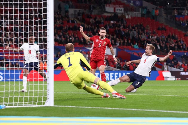 England gegen Ungarn 12. Oktober 2021, London Internationales Fußball-Weltmeisterschafts-Qualifikationsspiel England gegen Ungarn Harry Kane von England schießt knapp vorbei Foto Charlotte Wilson Abseits London UK  Copyright: xCharlottexWilsonx xOffsidexOffside