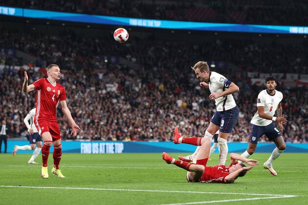 England gegen Ungarn 12. Oktober 2021, London Internationales Fußball-Weltmeisterschafts-Qualifikationsspiel England gegen Ungarn Harry Kane (England) setzt seinen Kopfball weit neben das Tor Foto Charlotte Wilson Abseits London UK  Copyright: xCharlottexWilsonx xOffsidexOffside