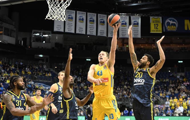 Basketball, Men, 2021 2022 season, Turkish Airlines EuroLeague matchday 3 , Alba Berlin Fenerbahce Beko Istanbul, v l Devin Booker Fenerbahce Istanbul , Dyshawn Pierre Fenerbahce Istanbul , Luke Sikma Alba Berlin , Pierria Henry Fenerbahce Istanbul , 12 10 2021, Copyright: xSebastianxRäppold MatthiasxKochx