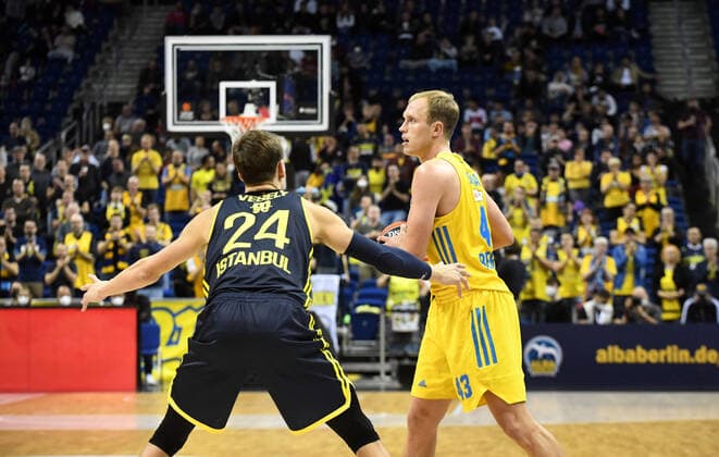 Basketball, Men, 2021 2022 season, Turkish Airlines EuroLeague matchday 3 , Alba Berlin Fenerbahce Beko Istanbul, v l Jan Vesely Fenerbahce Istanbul , Luke Sikma Alba Berlin , 12 10 2021, Copyright: xSebastianxRäppold MatthiasxKochx