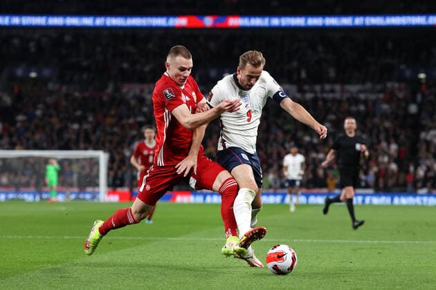 England gegen Ungarn 12. Oktober 2021, London Internationales Fußball-WM-Qualifikationsspiel England gegen Ungarn Harry Kane (England) geht nach einem Foulspiel von Attila Szalai (Ungarn) zu Boden Foto Charlotte Wilson Abseits London UK  Copyright: xCharlottexWilsonx xOffsidexOffside