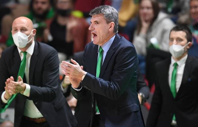 6670908 12.10.2021 UNICS head coach Velimir Perasovic reacts during the Euroleague Basketball regular championship match between UNICS Kazan and Bayern Munich, in Kazan, Russia s Republic of Tatarstan. Maksim Bogodvid Sputnik Russia Basketball Euroleague UNICS - Bayern  acf8eb46c60e8b8e
