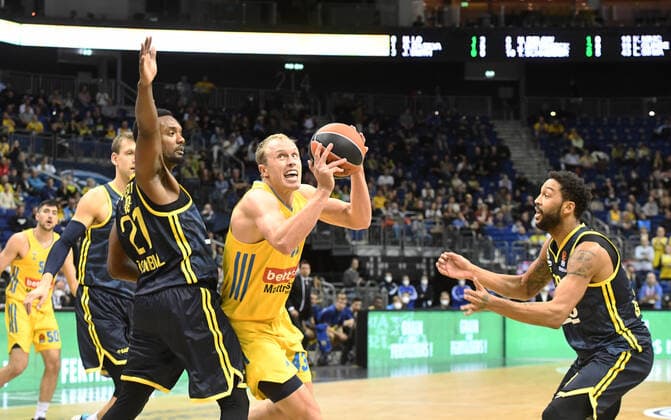 Basketball, Men, 2021 2022 season, Turkish Airlines EuroLeague matchday 3 , Alba Berlin Fenerbahce Beko Istanbul, v l Dyshawn Pierre Fenerbahce Istanbul , Luke Sikma Alba Berlin , Pierria Henry Fenerbahce Istanbul , 12 10 2021, Copyright: xSebastianxRäppold MatthiasxKochx