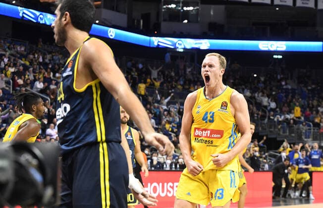 Basketball, Men, 2021 2022 season, Turkish Airlines EuroLeague matchday 3 , Alba Berlin Fenerbahce Beko Istanbul, v l Ahmet Duverioglu Fenerbahce Istanbul , Luke Sikma Alba Berlin , 12 10 2021, Copyright: xSebastianxRäppold MatthiasxKochx