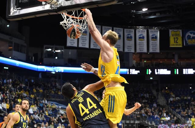 Basketball, Men, 2021 2022 season, Turkish Airlines EuroLeague matchday 3 , Alba Berlin Fenerbahce Beko Istanbul, v l Ahmet Duverioglu Fenerbahce Istanbul , Luke Sikma Alba Berlin , 12 10 2021, Copyright: xSebastianxRäppold MatthiasxKochx
