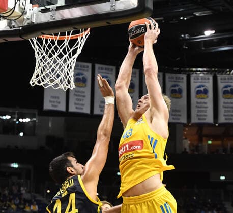 Basketball, Men, 2021 2022 season, Turkish Airlines EuroLeague matchday 3 , Alba Berlin Fenerbahce Beko Istanbul, v l Ahmet Duverioglu Fenerbahce Istanbul , Luke Sikma Alba Berlin , 12 10 2021, Copyright: xSebastianxRäppold MatthiasxKochx