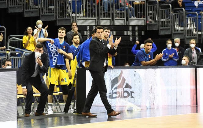 Basketball, men, 2021 2022 season, Turkish Airlines EuroLeague 3 matchday , Alba Berlin Fenerbahce Beko Istanbul, coach Israel Gonzalez Alba Berlin , 12 10 2021, Copyright: xSebastianxRäppold MatthiasxKochx