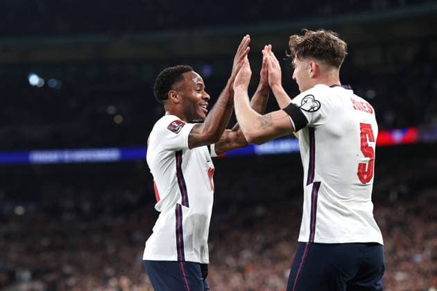 England gegen Ungarn 12. Oktober 2021, London Internationales Fußball-WM-Qualifikationsspiel England gegen Ungarn John Stones (England, R) feiert mit Raheem Sterling (England, R) nach dessen 1. Tor Foto Charlotte Wilson Abseits London UK  Copyright: xCharlottexWilsonx xOffsidexOffside