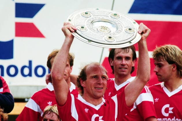 17.06.87 FC Bayern München - FC Schalke 04 Deutschland, München, 17.06.1987, Fussball, Bundesliga, FC Bayern München - FC Schalke 04 (1:0): Dieter Hoeneß (FC Bayern München) mit der Meisterschale. *** 17 06 87 FC Bayern Munich FC Schalke 04 Germany, Munich, 17 06 1987, Football, Bundesliga, FC Bayern Munich FC Schalke 04 1 0 Dieter Hoeneß FC Bayern Munich with the championship trophy