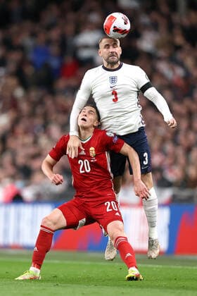 England gegen Ungarn 12. Oktober 2021, London Internationales Fußball-WM-Qualifikationsspiel England gegen Ungarn Luke Shaw (England) im Zweikampf mit Akos Kecskes (Ungarn) Foto Charlotte Wilson Abseits London UK  Copyright: xCharlottexWilsonx xOffsidexOffside