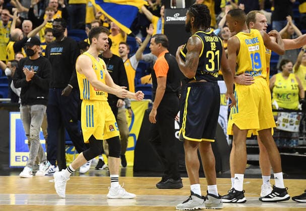 Basketball, men, 2021 2022 season, Turkish Airlines EuroLeague 3 matchday , Alba Berlin Fenerbahce Beko Istanbul, v l Jonas Mattisseck Alba Berlin , cheering after final whistle, 12 10 2021, Copyright: xSebastianxRäppold MatthiasxKochx