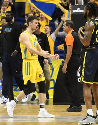 Basketball, men, 2021 2022 season, Turkish Airlines EuroLeague 3 matchday , Alba Berlin Fenerbahce Beko Istanbul, v l Jonas Mattisseck Alba Berlin , cheering after final whistle, 12 10 2021, Copyright: xSebastianxRäppold MatthiasxKochx