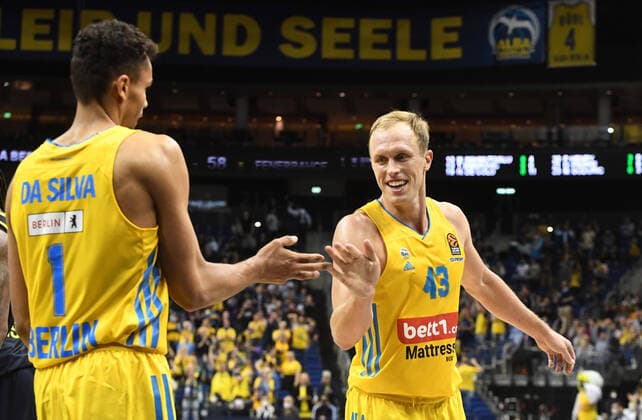 Basketball, Men, 2021 2022 season, Turkish Airlines EuroLeague matchday 3 , Alba Berlin Fenerbahce Beko Istanbul, v l Oscar da Silva Alba Berlin , Luke Sikma Alba Berlin , 12 10 2021, Copyright: xSebastianxRäppold MatthiasxKochx